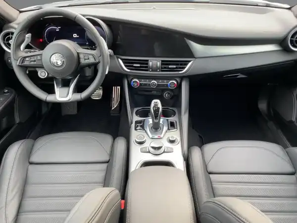 ALFA ROMEO GIULIA (8/15)