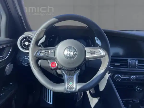 ALFA ROMEO GUILIA QUADRIFOGLIO (9/15)