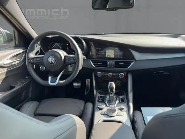 ALFA ROMEO GIULIA (8/15)