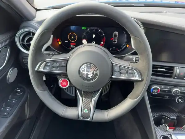 ALFA ROMEO GUILIA QUADRIFOGLIO (9/15)
