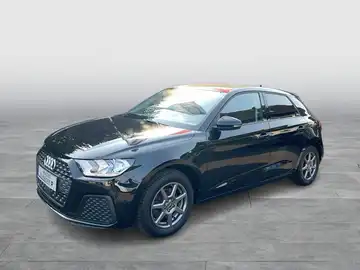 Das Bild zeigt einen schwarzen AUDI A1 SPORTBACK, aufgenommen von der Seite.