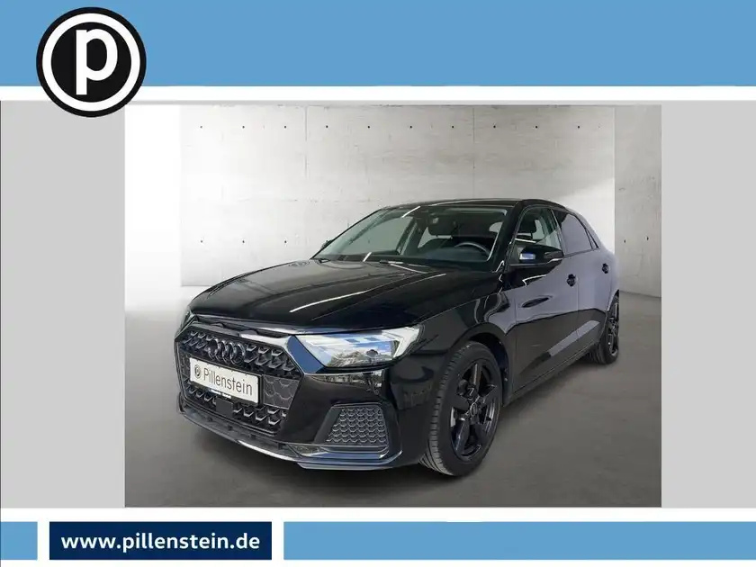 Das Bild zeigt einen schwarzen AUDI A1 von vorne. Es enthält das Händlerlogo und eine markante Texteinblendung.