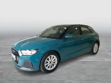 Das Bild zeigt einen AUDI A1 SPORTBACK in blauer Farbe, aufgenommen von der Seite.