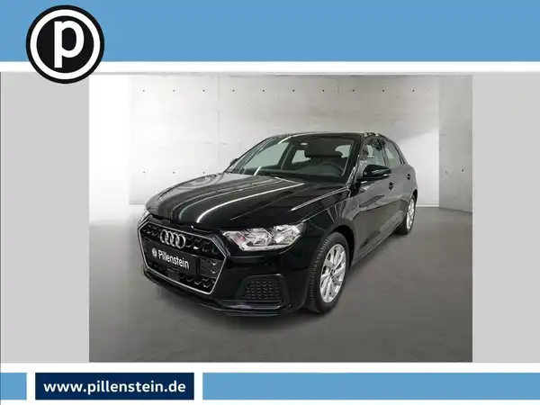 Das Bild zeigt einen schwarzen Audi A1 aus der Frontalansicht mit Händlerlogo und markanten Texteinblendungen.