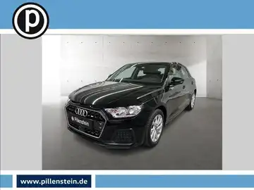 Das Bild zeigt einen schwarzen Audi A1 aus der Frontalansicht mit Händlerlogo und markanten Texteinblendungen.