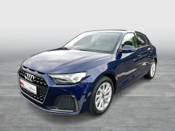 Das Bild zeigt einen AUDI A1 SPORTBACK von der Seite in blauer Farbe. Das Händlerinlogo ist eingeblendet.