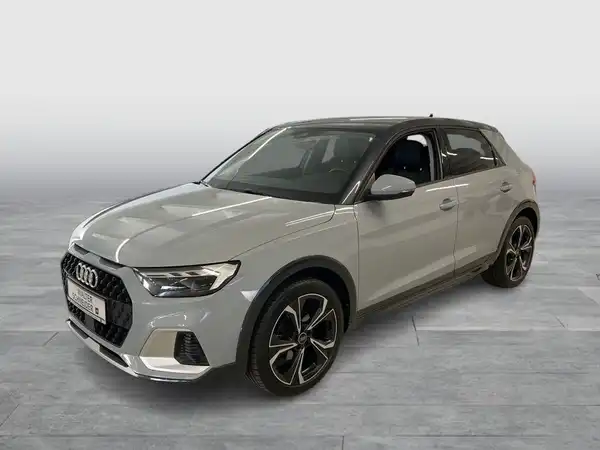 Das Bild zeigt einen silbernen AUDI A1 aus der Frontansicht.