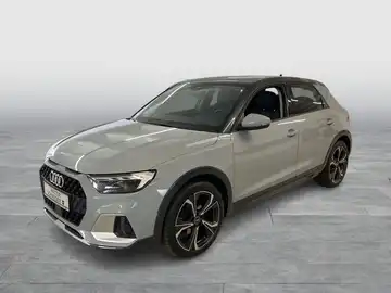 Das Bild zeigt einen silbernen AUDI A1 aus der Frontansicht.
