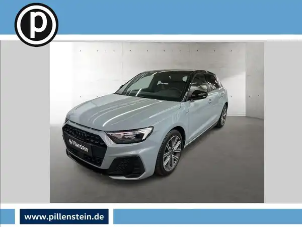 Das Bild zeigt einen AUDI A1 von der Seite in weiß. Im Bild ist das Händlerlogo von Pillenstein eingeblendet und es sind markante Texteinblendungen vorhanden.