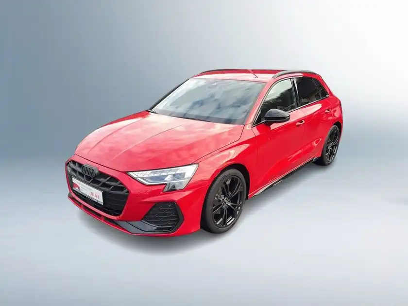 Das Bild zeigt einen roten AUDI A3 Sportback, aufgenommen von der Seite. Das Händlerlogo und markante Texteinblendungen sind im Bild vorhanden.