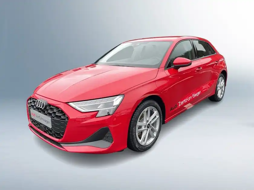 Das Bild zeigt einen AUDI A3 SPORTBACK in roter Farbe aus einer seitlichen Perspektive. Es enthält das Händlerlogo und markante Texteinblendungen.