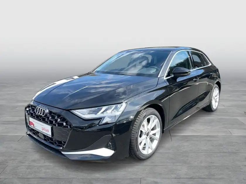 Das Bild zeigt einen schwarzen Audi A3 Sportback aus der Seitenansicht. Es ist ein Fahrzeugbild, das auch das Händlerlogo präsentiert.