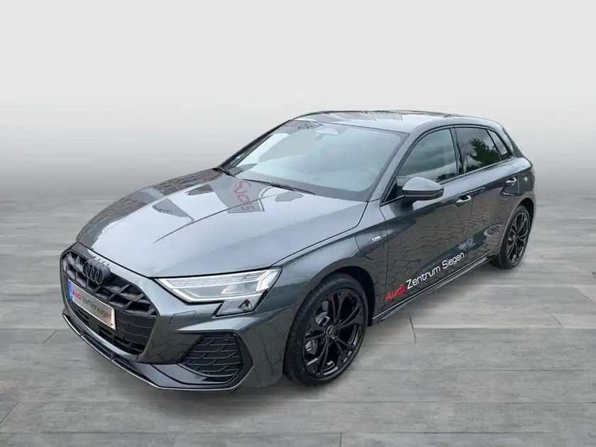Das Bild zeigt einen grauen AUDI A3 SPORTBACK aus der Seite, wobei es markante Texteinblendungen gibt.