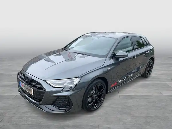 Das Bild zeigt einen grauen AUDI A3 SPORTBACK aus der Seite, wobei es markante Texteinblendungen gibt.