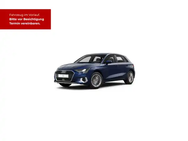 Das Bild zeigt einen blauen AUDI A3 Sportback aus seitlicher Perspektive. Es gibt eine markante Texteinblendung, die auf eine Fahrzeuganzeige hinweist.