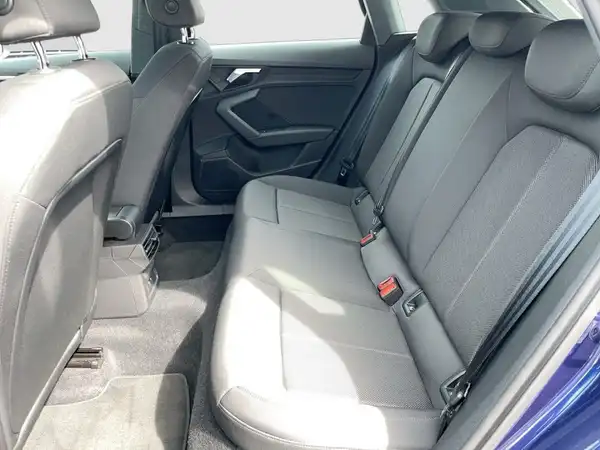 Das Bild zeigt den Innenraum eines AUDI A3 SPORTBACK mit einem hellgrauen Interieur.
