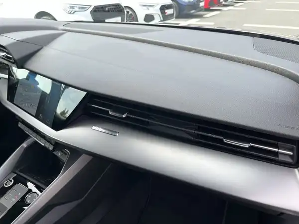 Es handelt sich um eine Innenaufnahme des Kofferraums eines Audi A3 Sportback. Der Kofferraum ist grau.
