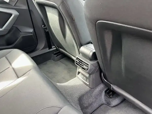 Aufnahme des Innenraums eines AUDI A3 SPORTBACK in schwarzer Farbe.