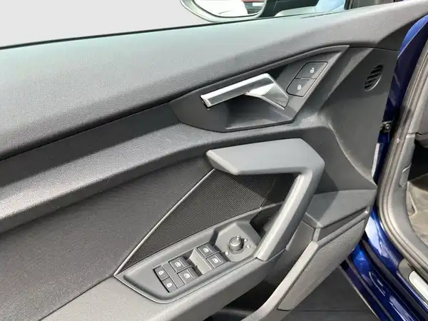 Das Bild zeigt den Innenraum eines AUDI A3 SPORTBACK, aufgenommen von der Rückbank. Der Innenraum ist in schwarz gehalten.