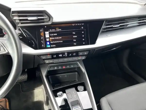 Innenaufnahme des Audi A3 Sportback in grauem Interieur, mit markanten Texteinblendungen.