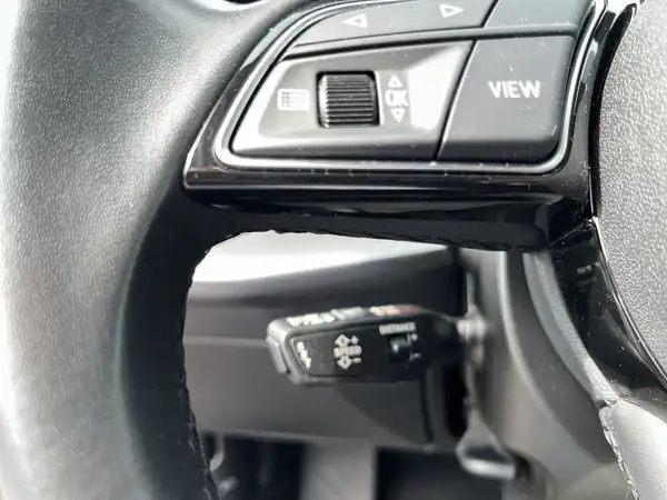 Das Bild zeigt den Innenraum eines AUDI A3 Sportback mit einer schwarzen Innenausstattung und einem zentralen Infotainment-Bildschirm.