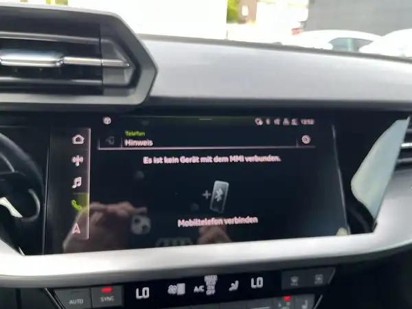Innenaufnahme des AUDI A3 Sportback mit schwarzem Interieur. Das Display zeigt eine Meldung, dass kein Gerät mit dem MMI verbunden ist.