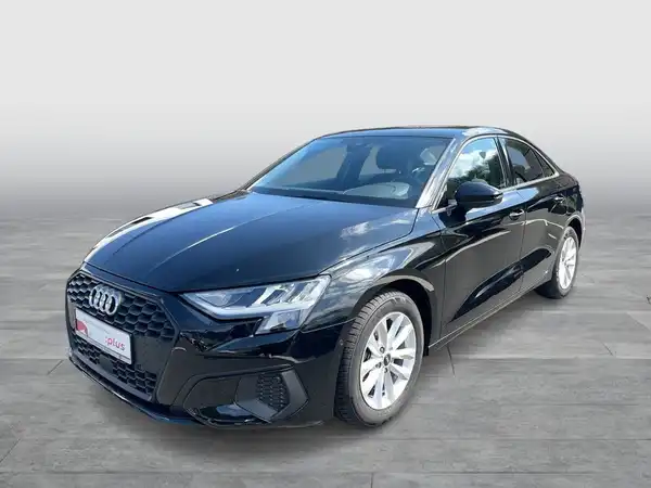 Das Bild zeigt einen schwarzen AUDI A3 Limousine, aufgenommen von der Seite. Es enthält das Händlerlogo und einige markante Texteinblendungen.