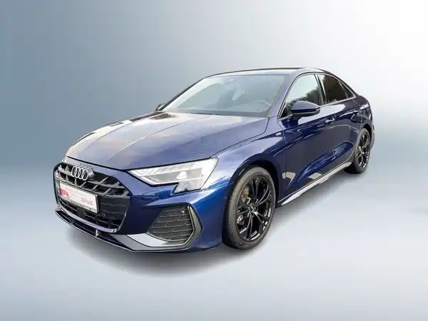 Das Bild zeigt einen blauen Audi A3 Limousine aus der Seitenansicht. Es ist ein Angebot von Audi Zentrum Siegen, das Händlerlogo sowie markante Texteinblendungen sind sichtbar.