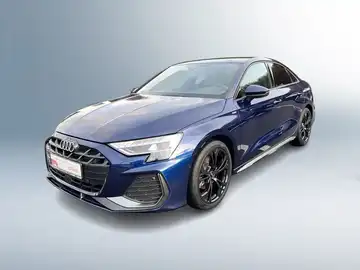 Das Bild zeigt einen blauen Audi A3 Limousine aus der Seitenansicht. Es ist ein Angebot von Audi Zentrum Siegen, das Händlerlogo sowie markante Texteinblendungen sind sichtbar.