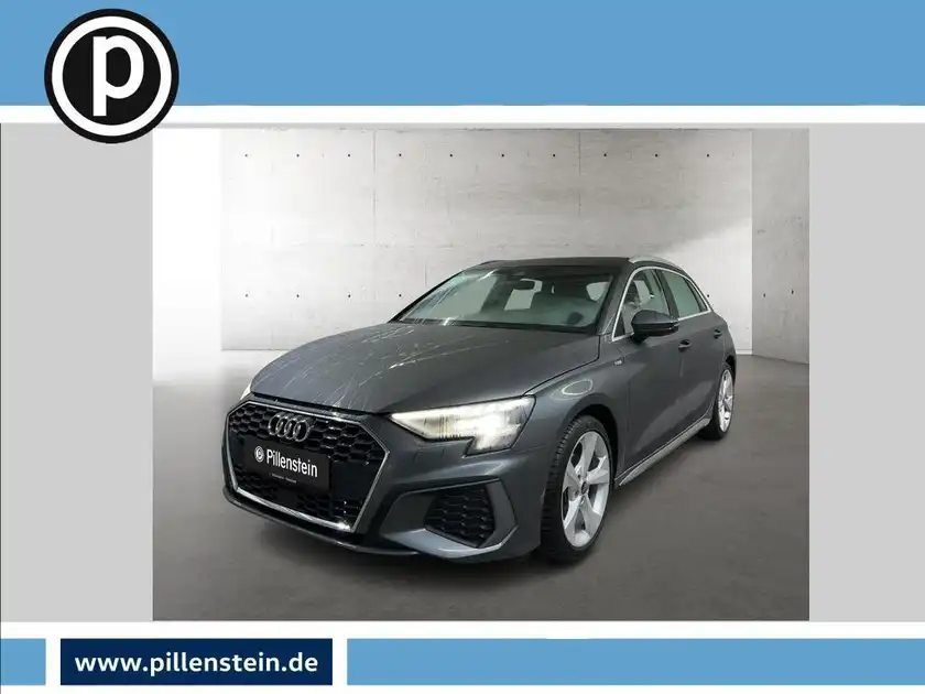 Seitenansicht eines grauen Audi A3 Sportback, mit Händlerinformationen im Bild.