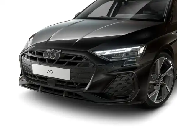Das Bild zeigt die Frontansicht eines schwarzen AUDI A3 SPORTBACK. Es gibt kein Händlerlogo oder markante Texteinblendungen.