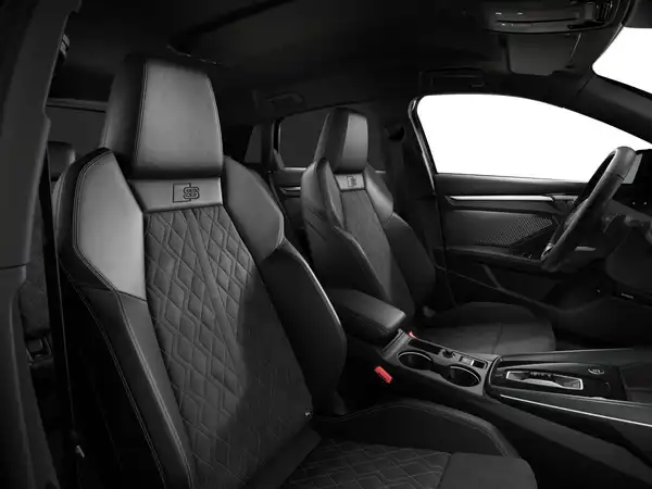 Eine Innenaufnahme des AUDI A3 SPORTBACK mit schwarzen Ledersitzen.