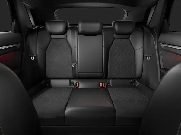 Das Bild zeigt den Innenraum eines AUDI A3 SPORTBACK, speziell die Rückbank in schwarzer Farbe.