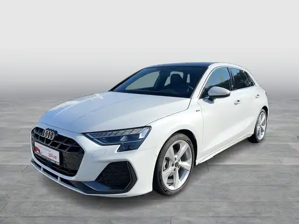 Das Bild zeigt einen weißen Audi A3 Sportback von der Seite. Es enthält das Händlerlogo und markante Texteinblendungen.