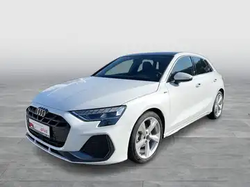 Das Bild zeigt einen weißen Audi A3 Sportback von der Seite. Es enthält das Händlerlogo und markante Texteinblendungen.