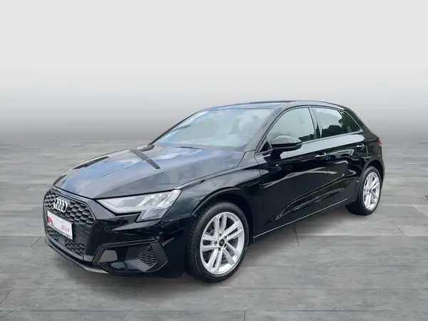 Ein seitliches Bild eines schwarzen AUDI A3 SPORTBACK. Das Bild enthält ein Händlerinformationslogo.