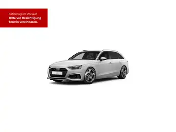 Das Bild zeigt einen silbernen Audi A4 Avant von der Seite. Es gibt eine Texteinblendung oben links mit der Nachricht, dass das Fahrzeug im Vorverkauf ist und ein Termin vereinbart werden muss.