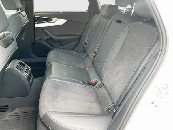 Das Bild zeigt den Innenraum eines AUDI A4 AVANT, mit einer Ansicht der Rücksitze in schwarzem Interieur.