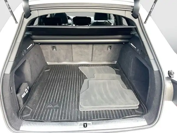 Das Bild zeigt den Innenraum des Kofferraums eines AUDI A4 AVANT. Es handelt sich um eine Innenaufnahme, und das Bild zeigt keine markanten Texteinblendungen.