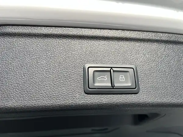 Detailaufnahme des Innenraums mit Bedienelementen für den Kofferraum und die Türen. Die Interieurfarbe ist schwarz.