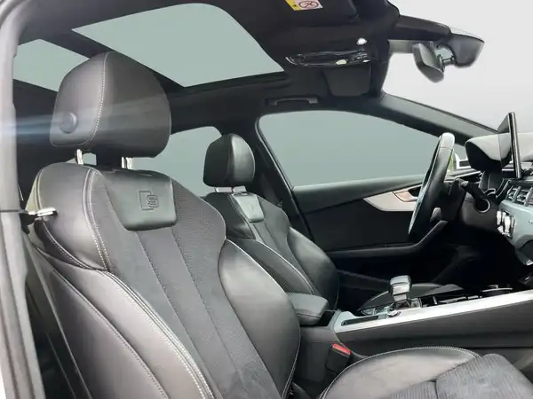 Innenaufnahme des Fahrzeugs AUDI A4 AVANT, schwarzes Interieur.