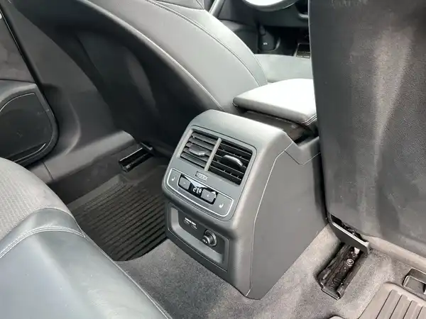 Das Bild zeigt den Innenraum eines AUDI A4 AVANT mit schwarzem Interieur. Es ist eine Innenaufnahme, die den Bereich in der Nähe der hinteren Lüftungsdüsen zeigt.