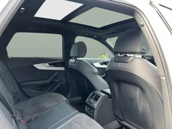 Das Bild zeigt den Innenraum eines Audi A4 Avant, aufgenommen von hinten mit schwarzem Interieur.