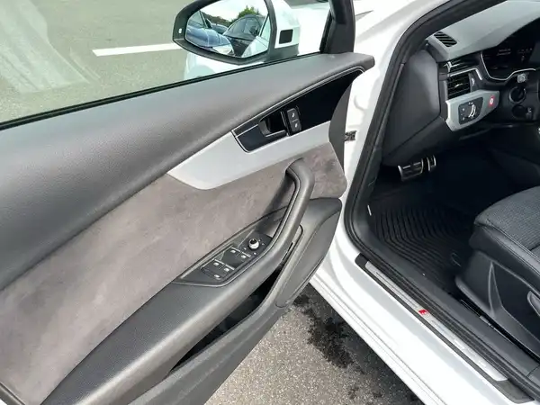 Das Bild zeigt das Innere eines Audi A4 Avant, aufgenommen von der Fahrertür. Die Innenfarbe ist schwarz.