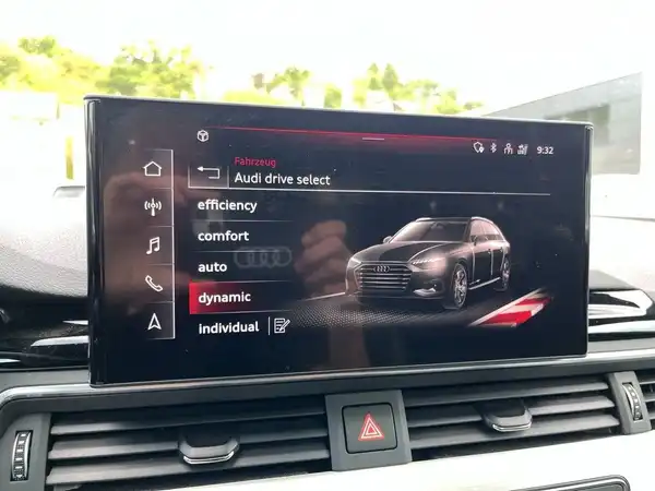 Das Bild zeigt das Innenleben eines AUDI A4 AVANT mit einem Bildschirm, auf dem die verschiedenen Fahrmodi angezeigt werden. Die Innenfarbe ist schwarz.