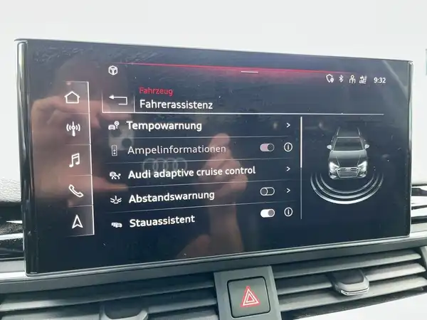 Die Innenaufnahme zeigt das Display des AUDI A4 AVANT, das verschiedene Fahrassistenzfunktionen anzeigt. Die Interieurfarbe ist schwarz.