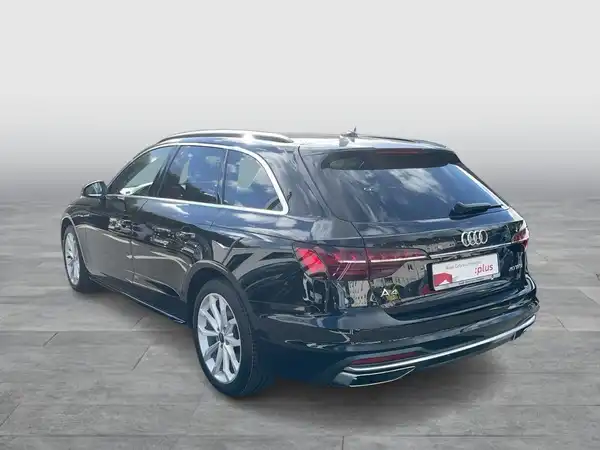 Das Bild zeigt einen schwarzen AUDI A4 AVANT von hinten.