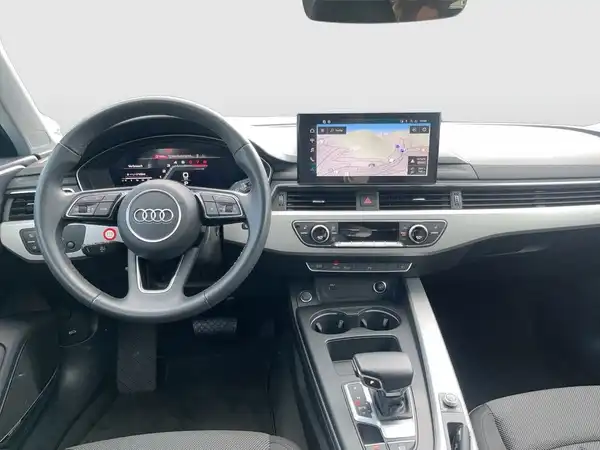 Das Bild zeigt das Innere eines AUDI A4 AVANT mit schwarzem Interieur.
