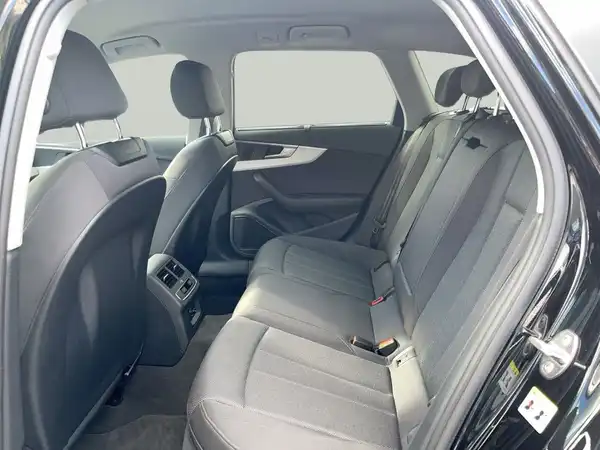 Das Bild zeigt den Innenraum eines AUDI A4 AVANT, speziell die Rückbank. Die Sitze sind schwarz mit grauen Akzenten und aus Stoff gefertigt.