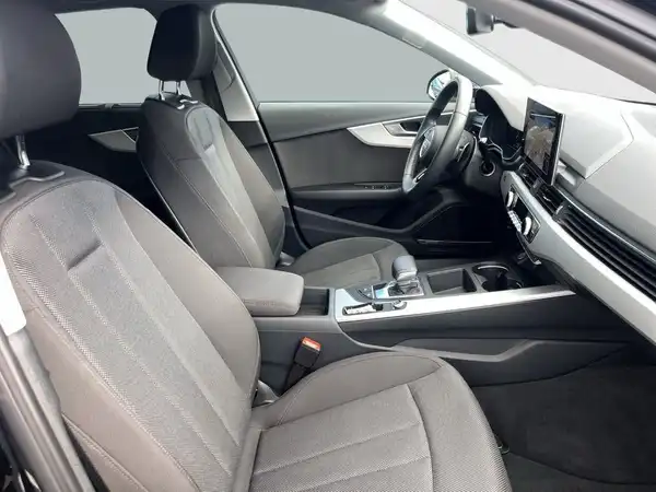 Das Bild zeigt den Innenraum eines AUDI A4 AVANT mit schwarzen Sitzen.